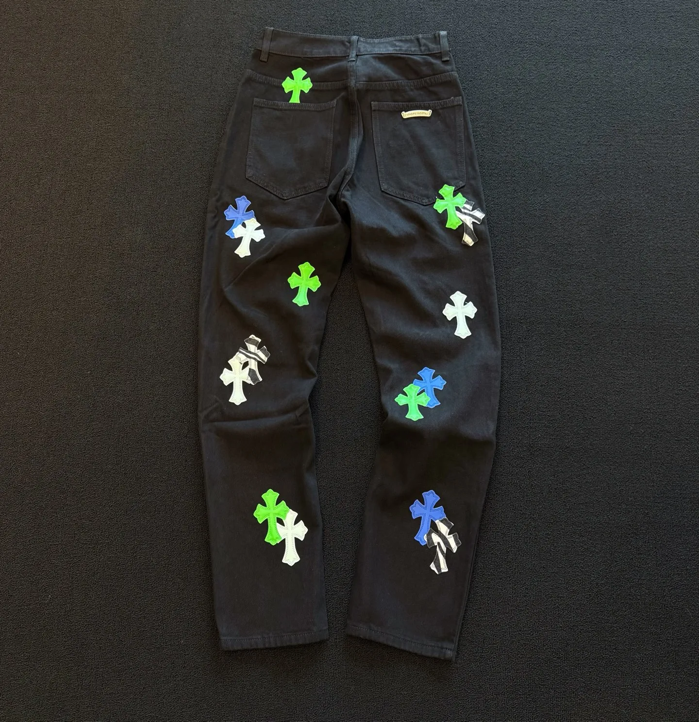 P270 model number: D360 ChromeHearts ChromeHearts green zebra patch leather straight jeans, ceiling-level jeans, a pair is hard to find at the counter‼ ️About Zangyin✅This is an extremely luxurious fashion brand that can also be called the aristocracy of the high street. It has always been an exclusive brand for some hipsters or rich second generations. The color of this model is already very eye-catching by using a unique washed material. It is decorated with pink patch cross flowers, which cleverly highlights the charm of the brand. Secondly, this model adopts a classic high-waist cut design, which highlights the long legs and fashionable temperament of the upper body. The brand is highly recognizable and the slim-fitting configuration is more suitable for daily wear. The personality will be fashionable and the specifications can be seen at a glance. Materials and technology ✅ Needless to say, this point goes without saying. As an excellent craftsman brand, Zangyin's requirements for details and craftsmanship are really perfect. The washed color of this model has gone through a lot of processes, not to mention the embellishment of the denim appliqués. It is also purely handmade and sewn. Just like what they believe in, only handmade things have soul and have the meaning of wearing. A top-notch heavy-duty fashionable denim item, recommended by both hands‼ ️ Size: 28, 30, 32, 34, 36 (S-XXL) Color: Black Size reference: Pants length 100 102 104 106 106 Waist 72 76 80 84 88 Recommended weight S (about 110 pounds) M (about 120 pounds) L (about 140 pounds) XL (about 165) XXL (about 185)